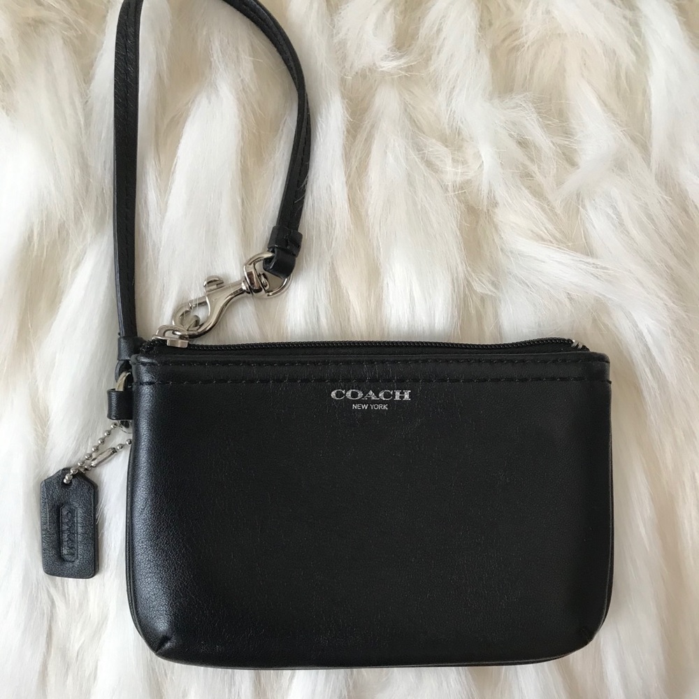 Black Leather Coach Wristlet👜